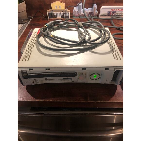 Xbox 360 Arcade Console - White - with Cords but no controllers - Picture 9 of 9